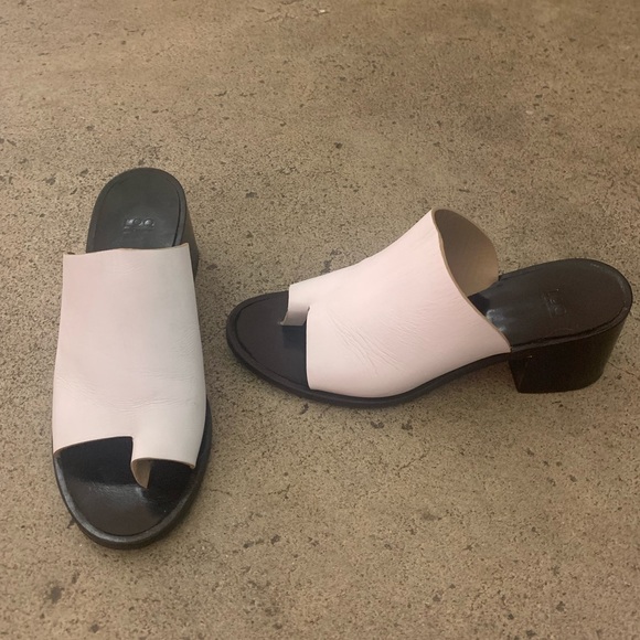 Shoes - LOQ toe ring mule sandals white EUC sz 39
